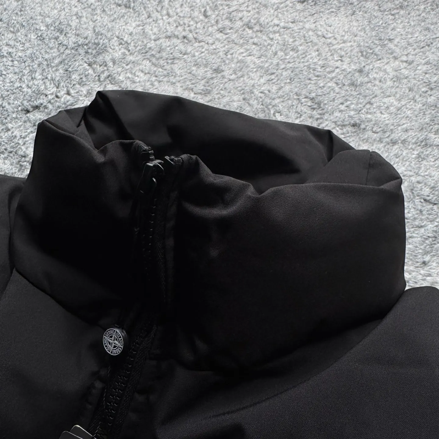 P280 Stone Island New nylon zipper outdoor functional stand-up collar cotton jacket Stone Island 23FW new product recommendation Classic nylon stand-up collar cotton jacket Short loose silhouette Suitable for various body types Specially treated nylon fabric Waterproof and anti-fouling Classic armband embellishment on the arms Customized buttons Complete with three-label hangtags Hand-stuffed down cotton inside Full and stylish Highly warm and OEM quality Factory OEM quality Exquisite workmanship Black and gray recommended Suitable for both men and women Color: Black Gray Size: M-2XL Length Bust Shoulder Width Sleeve Length M 74 128 60 60 L 76 132 62 61 XL 78 136 64 62 2XL 80 140 66 63